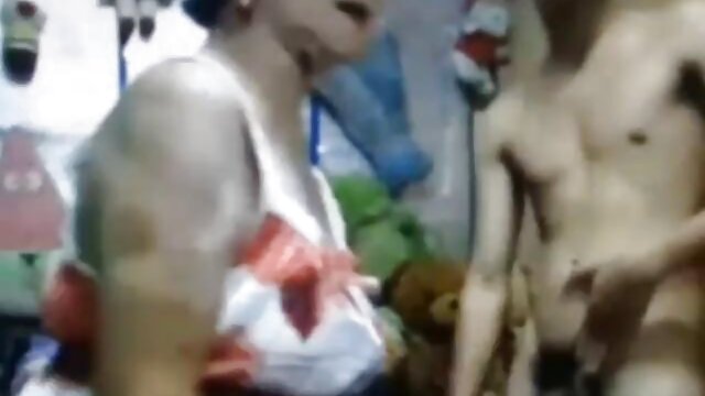 Pornografia sensual sem registo.  Loura e montes de vídeo pornô brasileiro mulher traindo marido agulhas