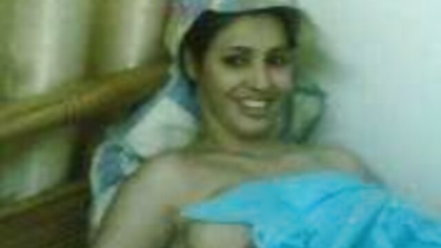Pornografia sensual sem registo.  Loira com Mamas vídeo pornô brasileiro mulher traindo o marido grandes amarradas em bondage apertado e fodida com força